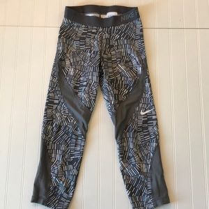 Nike pro women’s Small gray patterned Capri